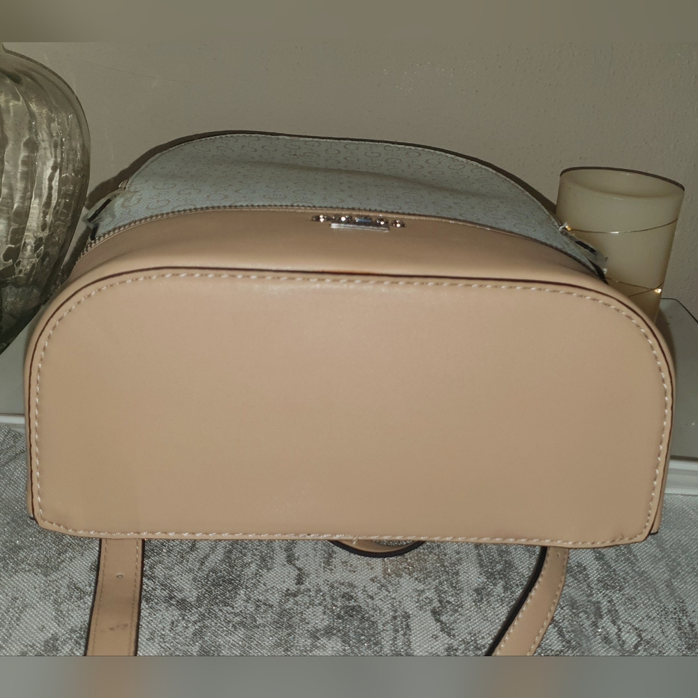 GUESS - Picture 2 of 10